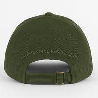 Parte trasera de la gorra KUMI en verde oliva, con el bordado “OUTSTANDING PEOPLE CLUB” y cierre ajustable con hebilla metálica