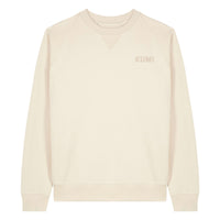 Sudadera KUMI Natural Unisex Crewneck de algodón orgánico, vista frontal sobre fondo blanco