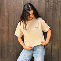 Alexandra Modelo con Camiseta KUMI color beige de algodón orgánico, corte regular, en look casual