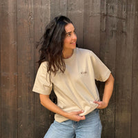 Camiseta KUMI color beige de algodón orgánico, corte regular, en estilo minimalista y cómodo