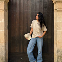 Look completo con Camiseta KUMI color beige, corte regular, combinada con vaqueros y gorra