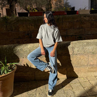 OPC Oversize T-Shirt gris de algodón orgánico en look relajado al aire libre