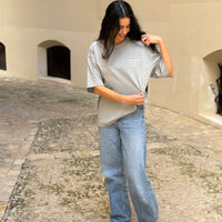 Modelo mostrando el fit oversize de la OPC Oversize T-Shirt gris de algodón orgánico