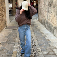 Sudadera Outstander Mujer Moca en movimiento, textura del algodón orgánico y ajuste femenino de medium fit