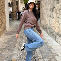 Alexandra caminando con la Sudadera Outstander Mujer Moca, estilo casual de medium fit y moda sostenible hecha con algodón orgánico