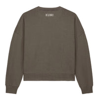 Sudadera Outstander Mujer Moca vista trasera, logo KUMI en la nuca, prenda sostenible de mujer en algodón orgánico