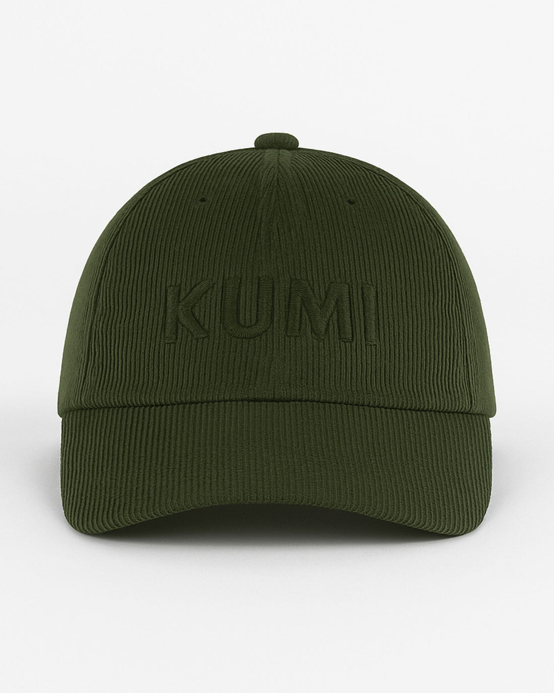 Gorra KUMI en color verde oliva vista de frente, con bordado tono sobre tono de “KUMI” sobre tejido de pana orgánica