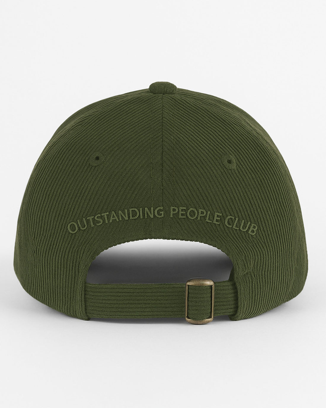 Parte trasera de la gorra KUMI en verde oliva, con el bordado “OUTSTANDING PEOPLE CLUB” y cierre ajustable con hebilla metálica