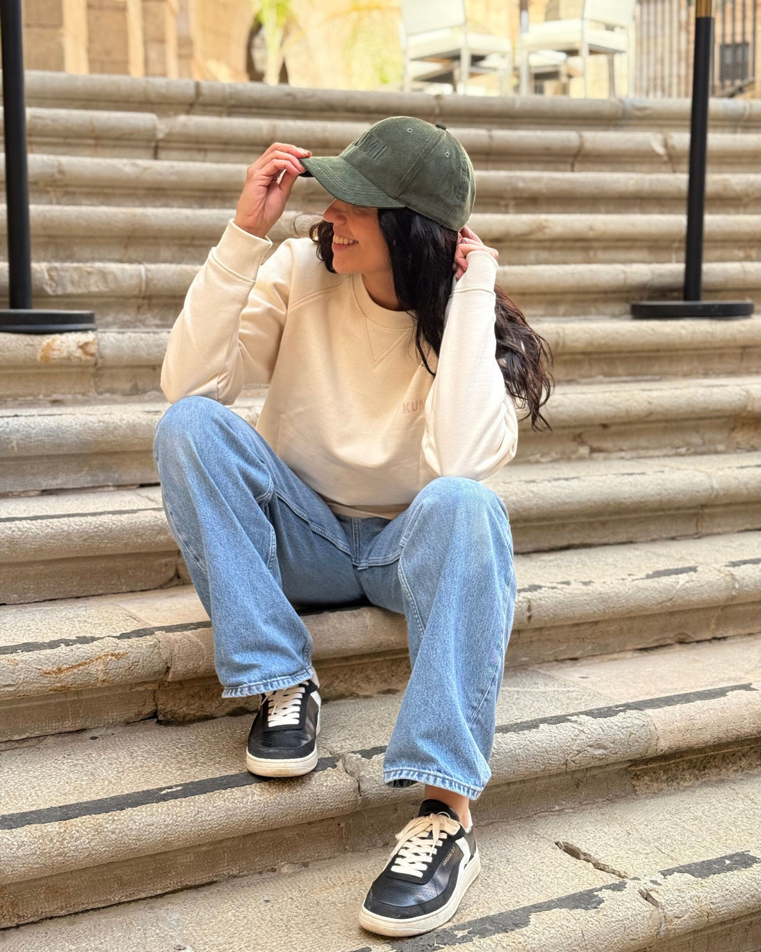 Vista trasera de la gorra KUMI en azul marino, con el bordado “OUTSTANDING PEOPLE CLUB” y cierre ajustable de tela con hebilla metálica