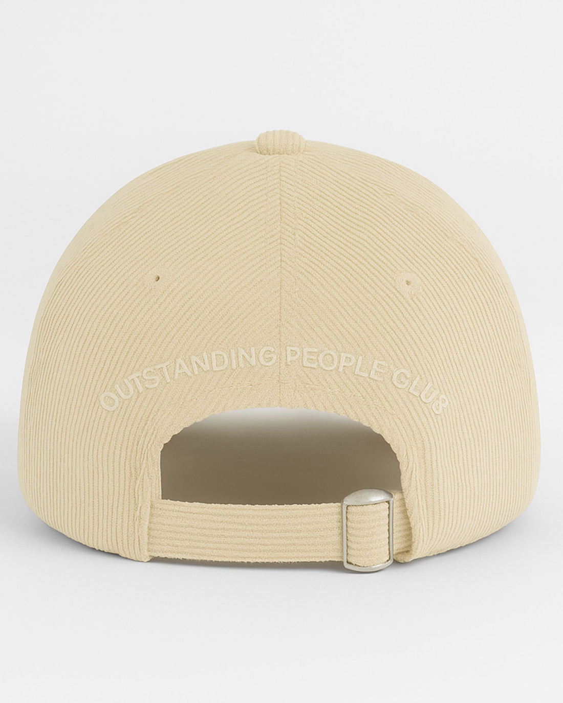 Parte trasera de la gorra KUMI en color natural, con el bordado “OUTSTANDING PEOPLE CLUB” y cierre ajustable de tela con hebilla metálica