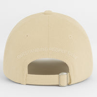 Parte trasera de la gorra KUMI en color natural, con el bordado “OUTSTANDING PEOPLE CLUB” y cierre ajustable de tela con hebilla metálica