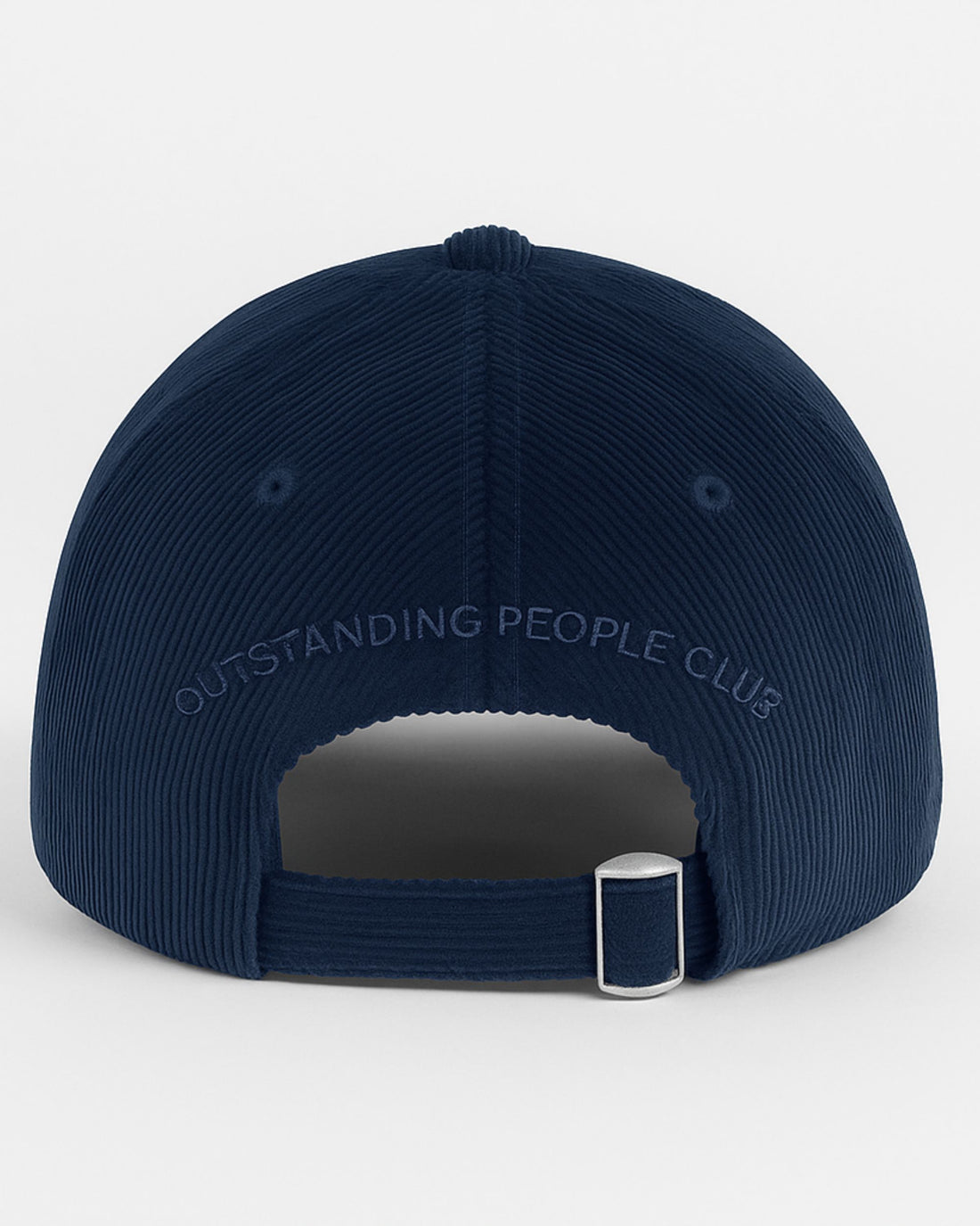 Vista trasera de la gorra KUMI en azul marino, con el bordado “OUTSTANDING PEOPLE CLUB” y cierre ajustable de tela con hebilla metálica