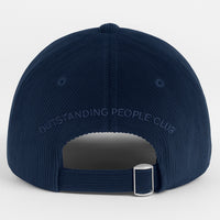 Vista trasera de la gorra KUMI en azul marino, con el bordado “OUTSTANDING PEOPLE CLUB” y cierre ajustable de tela con hebilla metálica