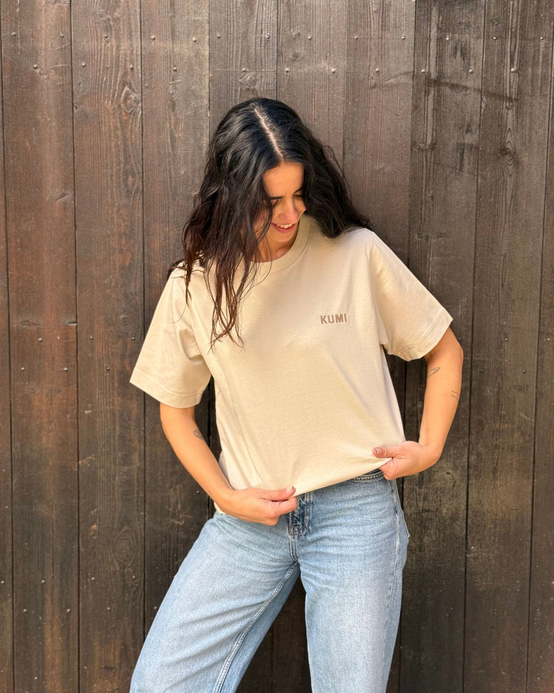 Alexandra Modelo con Camiseta KUMI color beige de algodón orgánico, corte regular, en look casual