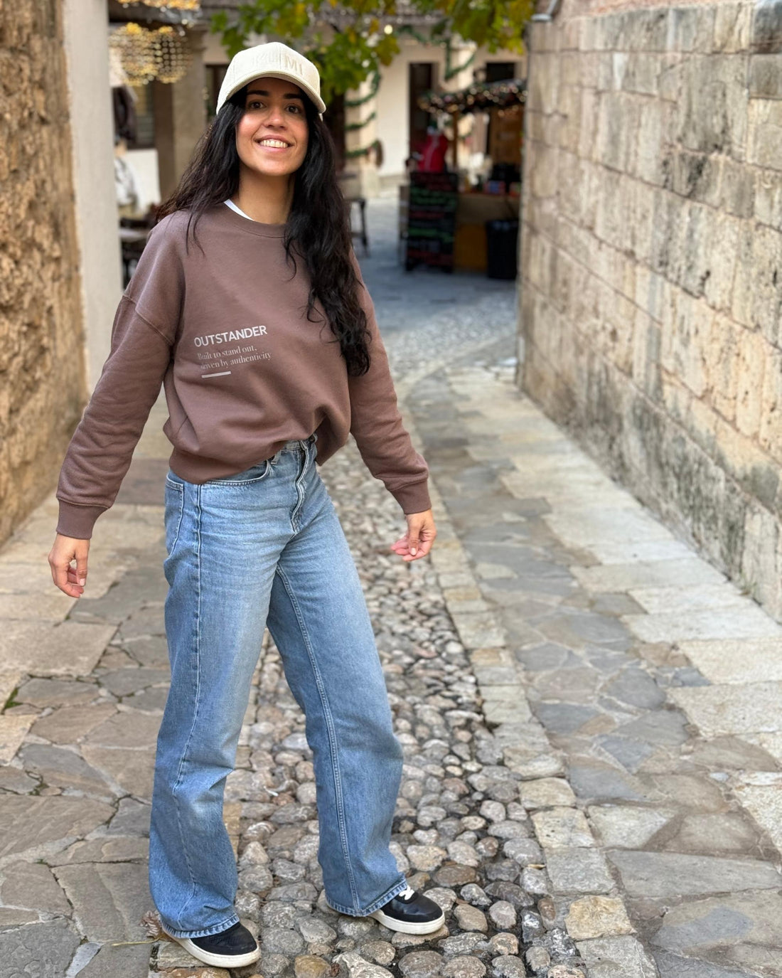 Alexandra posando con la Sudadera Outstander Mujer Moca, sudadera de mujer de medium fit en algodón orgánico moca