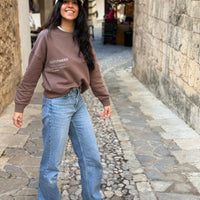 Alexandra posando con la Sudadera Outstander Mujer Moca, sudadera de mujer de medium fit en algodón orgánico moca