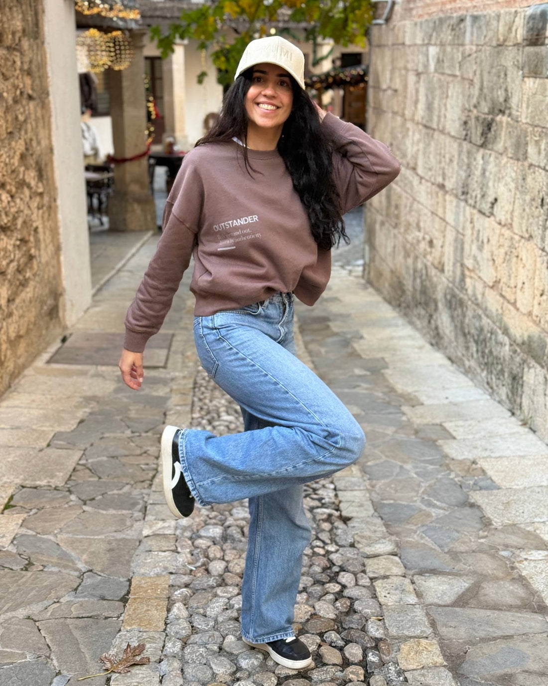 Alexandra llevando la Sudadera Outstander Mujer Moca, medium fit femenino, algodón orgánico y diseño sostenible de KUMI