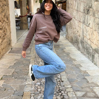 Alexandra llevando la Sudadera Outstander Mujer Moca, medium fit femenino, algodón orgánico y diseño sostenible de KUMI