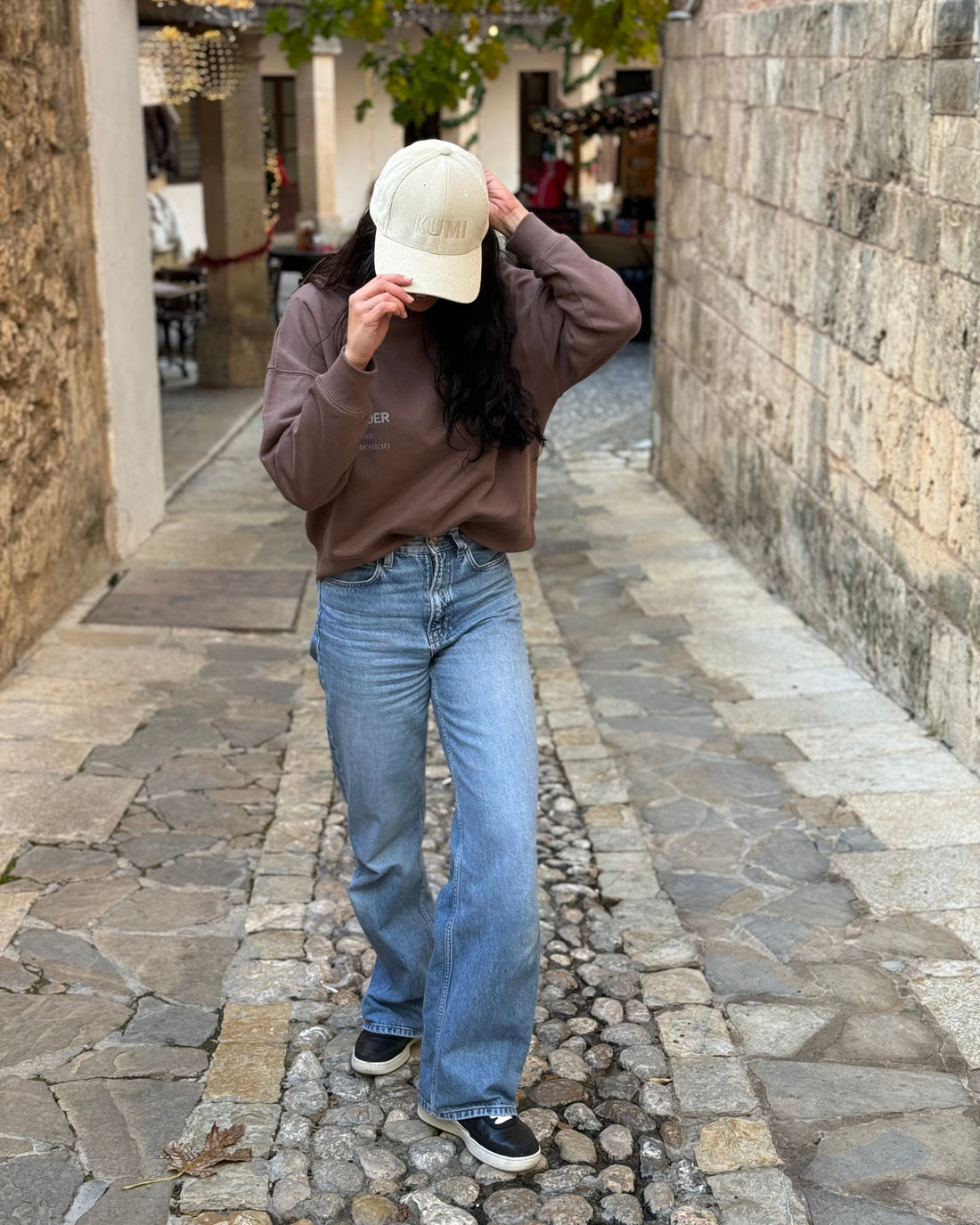 Sudadera Outstander Mujer Moca en movimiento, textura del algodón orgánico y ajuste femenino de medium fit