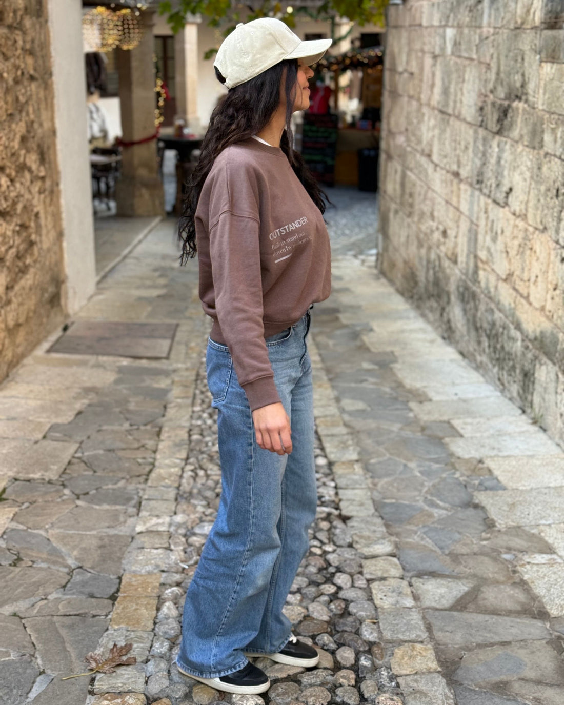 Sudadera Outstander Mujer Moca en modelo, vista lateral que muestra el medium fit y el largo femenino tipo cropped