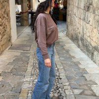 Sudadera Outstander Mujer Moca en modelo, vista lateral que muestra el medium fit y el largo femenino tipo cropped